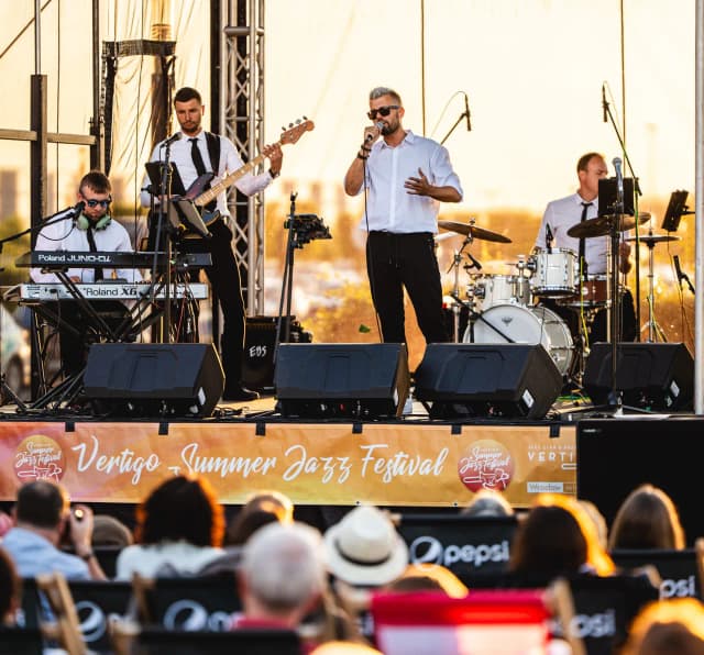 Gdzie można oglądać koncerty na żywo? Odkryj najlepsze opcje teraz Gdzie można oglądać koncerty na żywo? Odkryj najlepsze opcje teraz