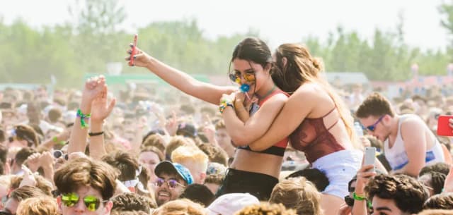 Jak ubrać się na koncert popowy, aby czuć się stylowo i wygodnie Jak ubrać się na koncert popowy, aby czuć się stylowo i wygodnie